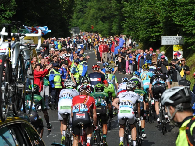 Les coureurs du Tour de France dans la montée de La Planche des Belles Filles