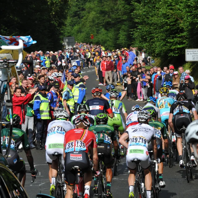 Les coureurs du Tour de France dans la montée de La Planche des Belles Filles