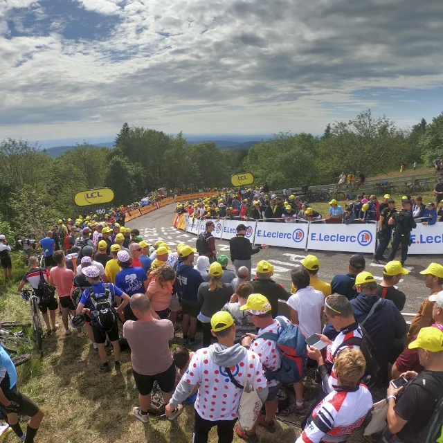 Tour de France 2019 - Le public attend l'arrivée des coureurs à La Planche des Belles Filles - Vosges du Sud