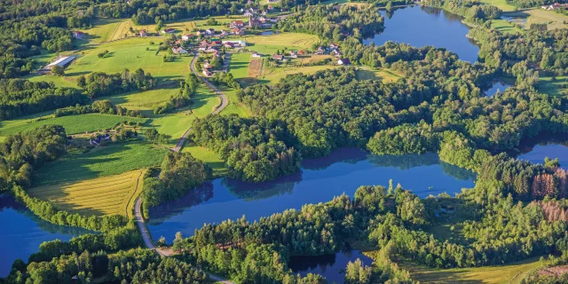 Vue aérienne du Plateau des 1000 Étangs dans les Vosges du Sud