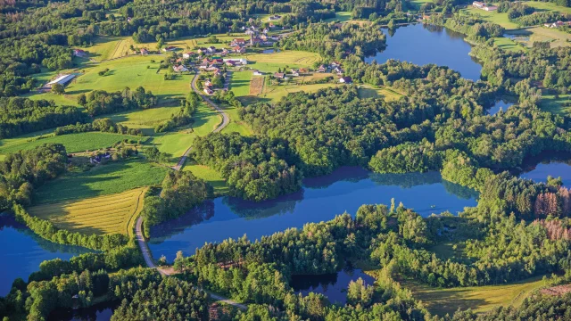 Vue aérienne du Plateau des 1000 Étangs dans les Vosges du Sud