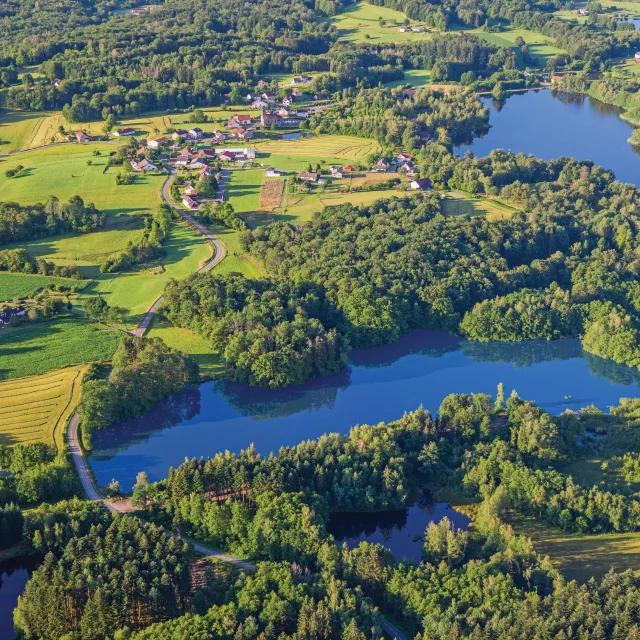 Vue aérienne du Plateau des 1000 Étangs dans les Vosges du Sud