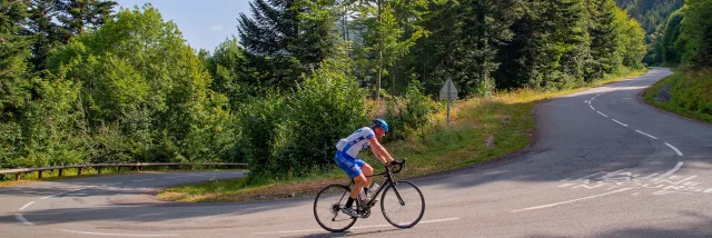 Un cycliste dans la montée de La Planche des Belles Filles - Vosges du Sud