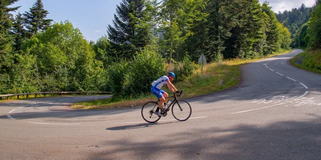 Un cycliste dans la montée de La Planche des Belles Filles - Vosges du Sud