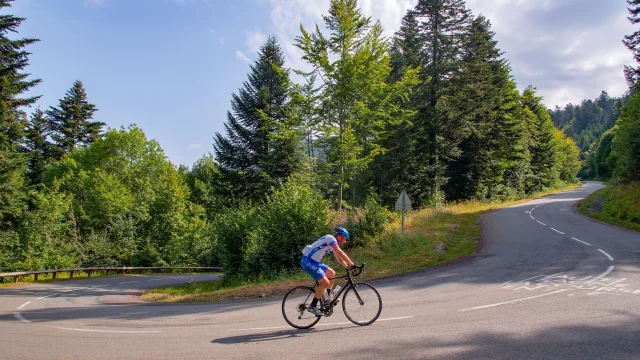 Un cycliste dans la montée de La Planche des Belles Filles - Vosges du Sud