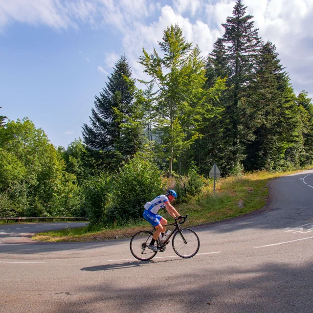 Un cycliste dans la montée de La Planche des Belles Filles - Vosges du Sud