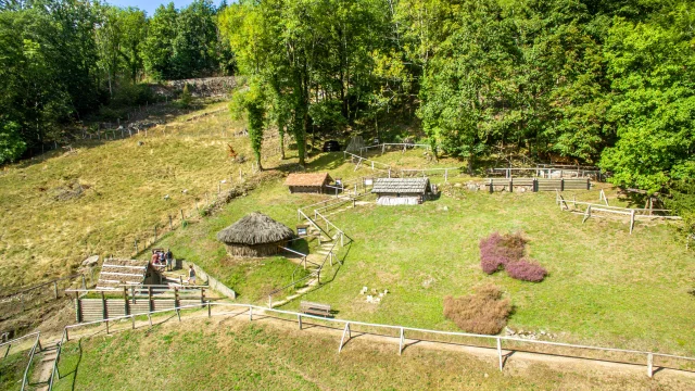 Vue aérienne du musée départemental de la Montagne à Château-Lambert - Région des 1000 Étangs - Vosges du Sud