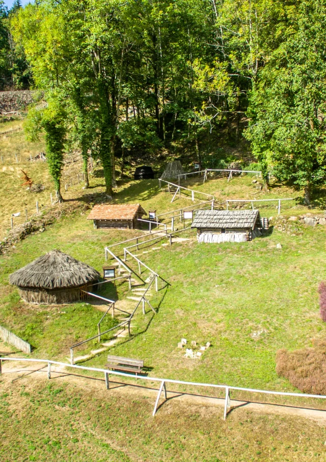 Vue aérienne du musée départemental de la Montagne à Château-Lambert - Région des 1000 Étangs - Vosges du Sud