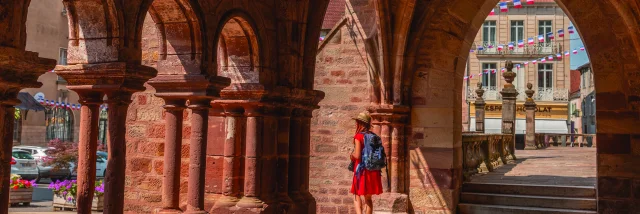 Promenade dans le cloître de l'abbaye de Luxeuil-les-Bains - Vosges du Sud