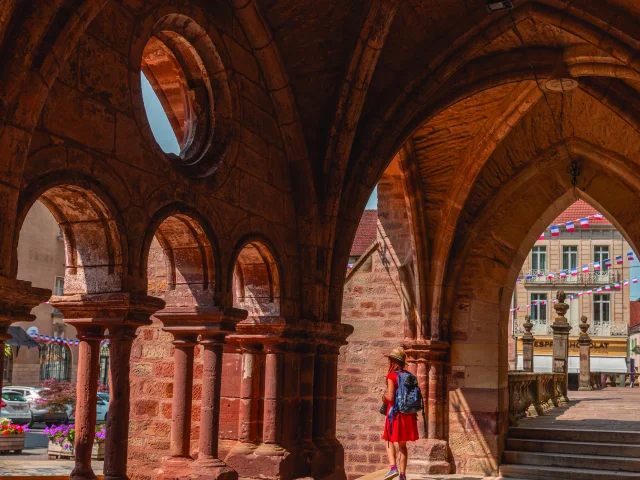 Promenade dans le cloître de l'abbaye de Luxeuil-les-Bains - Vosges du Sud