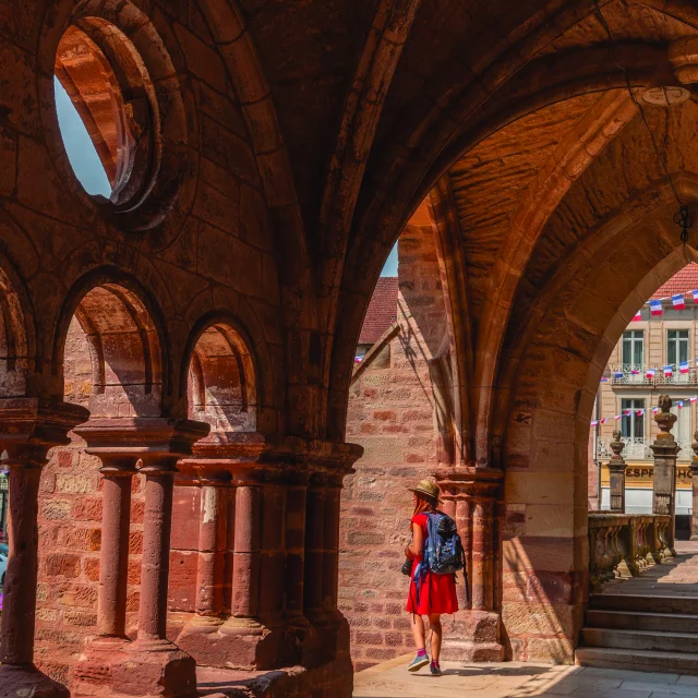 Promenade dans le cloître de l'abbaye de Luxeuil-les-Bains - Vosges du Sud