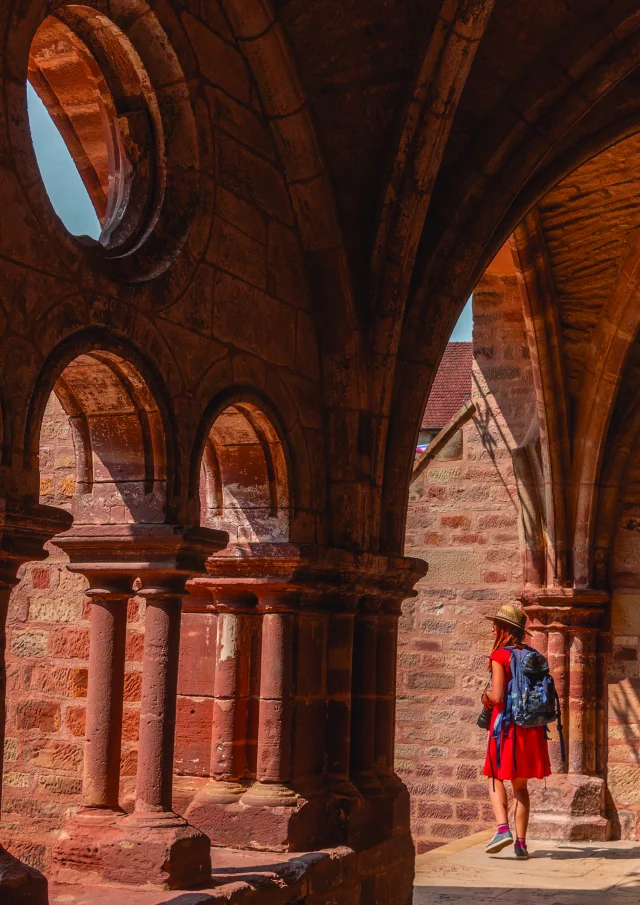 Promenade dans le cloître de l'abbaye de Luxeuil-les-Bains - Vosges du Sud