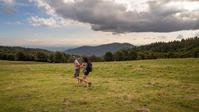 Couple de randonneurs se promène au Ballon d'Alsace - Vosges du Sud