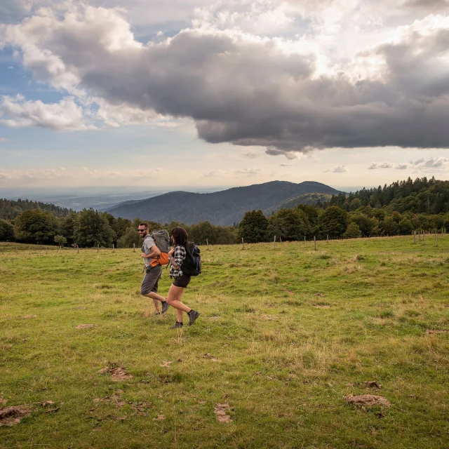 Couple de randonneurs se promène au Ballon d'Alsace - Vosges du Sud