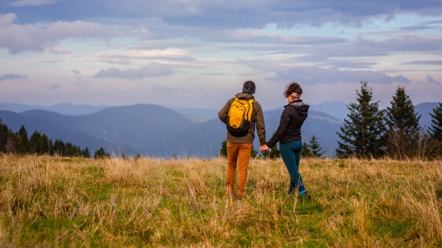 Un couple admire la vue depuis le sommet du Ballon de Servance - Région des 1000 Étangs - Vosges du Sud