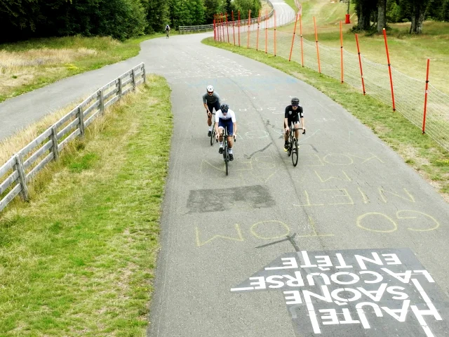 Un groupe de cyclistes monte La Planche des Belles Filles - Vosges du Sud