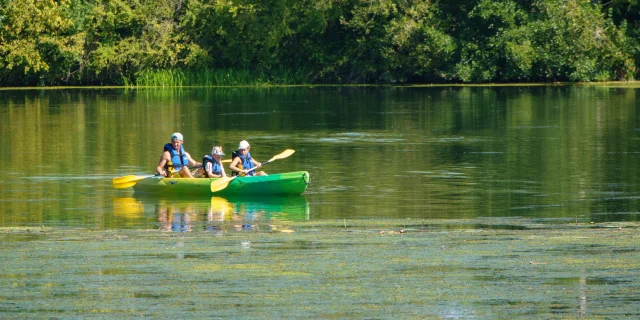 Une famille (un père et ses deux enfants) pagaye en canoë sur la rivière Ognon sous un beau soleil - Vallée de l'Ognon