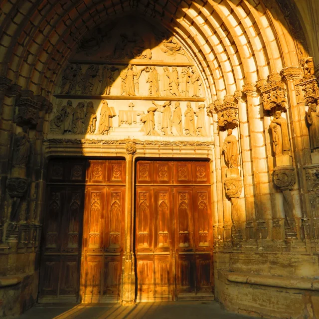 Vue sur l'entrée principale surmontée d'un t’ombre richement orné de la basilique Notre-Dame de Gray - Vesoul-Val-de Saône