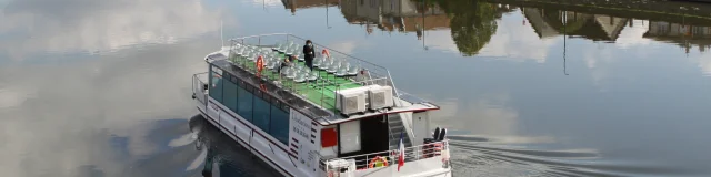 Vue aérienne du bateau-promenade l'Audacieux sur la Saône à Gray