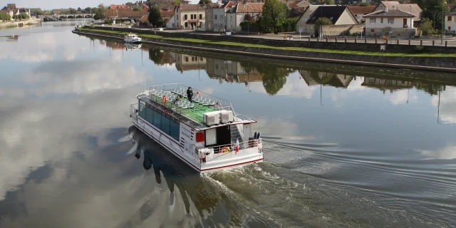 Vue aérienne du bateau-promenade l'Audacieux sur la Saône à Gray