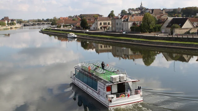 Vue aérienne du bateau-promenade l'Audacieux sur la Saône à Gray