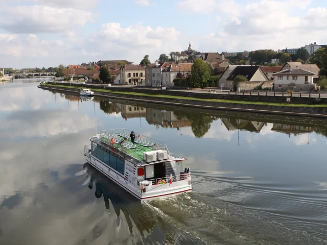 Vue aérienne du bateau-promenade l'Audacieux sur la Saône à Gray