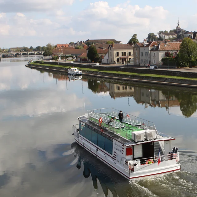 Vue aérienne du bateau-promenade l'Audacieux sur la Saône à Gray