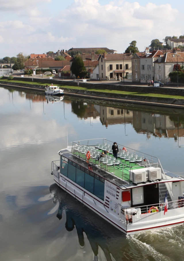 Vue aérienne du bateau-promenade l'Audacieux sur la Saône à Gray