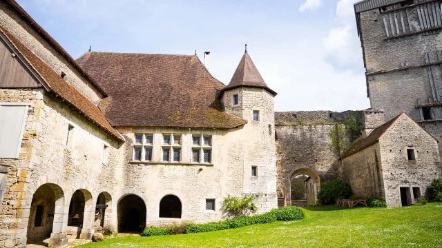 Vue du château médiéval d'Oricourt depuis la cour intérieure, avec une tour à droite, la voûte marquant l'entrée principale et la chapelle castrale - Vallée de l'Ognon