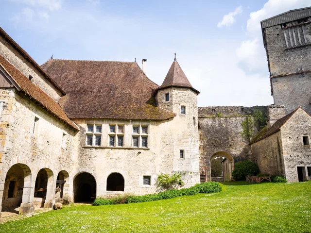 Vue du château médiéval d'Oricourt depuis la cour intérieure, avec une tour à droite, la voûte marquant l'entrée principale et la chapelle castrale - Vallée de l'Ognon