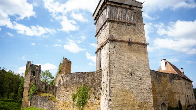 Vue sur la tour principale du château médiéval d'Oricourt et son mur d'enceinte - Vallée de l'Ognon