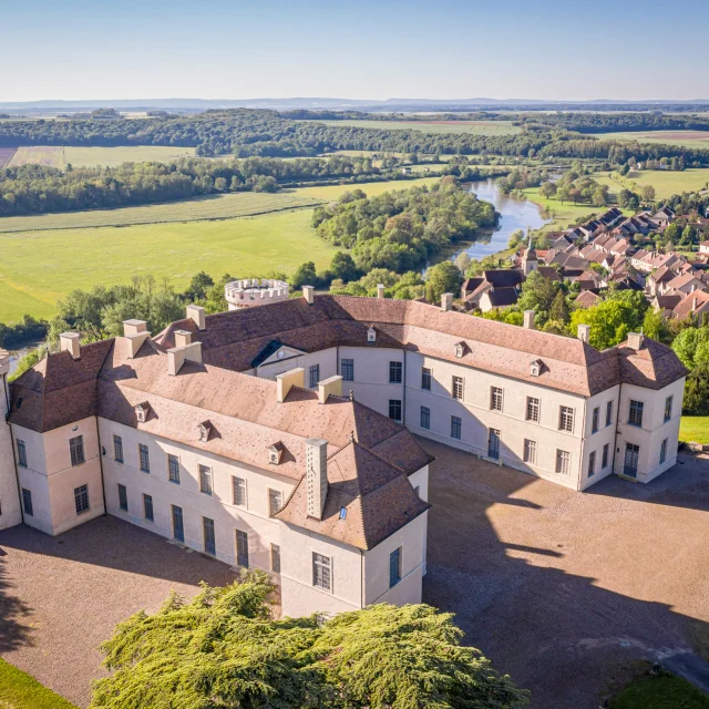 Vue aérienne du château de Ray-sur-Saône, avec la Cité de Caractère de Ray-sur-Saône et la Saône en arrière-plan - Vesoul-Val de Saône