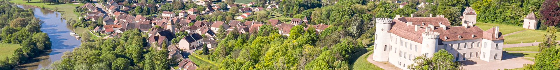 Vue aérienne du château de Ray-sur-Saône, avec la Cité de Caractère de Ray-sur-Saône et la Saône en arrière-plan - Vesoul-Val de Saône