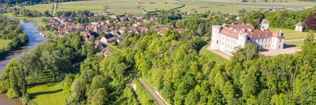 Vue aérienne du château de Ray-sur-Saône, avec la Cité de Caractère de Ray-sur-Saône et la Saône en arrière-plan - Vesoul-Val de Saône