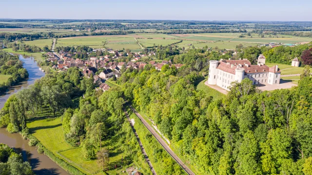 Vue aérienne du château de Ray-sur-Saône, avec la Cité de Caractère de Ray-sur-Saône et la Saône en arrière-plan - Vesoul-Val de Saône