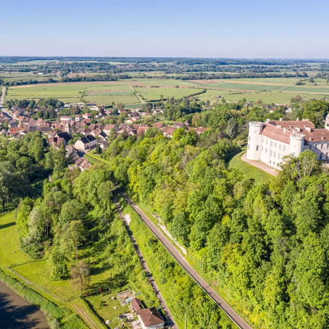 Vue aérienne du château de Ray-sur-Saône, avec la Cité de Caractère de Ray-sur-Saône et la Saône en arrière-plan - Vesoul-Val de Saône