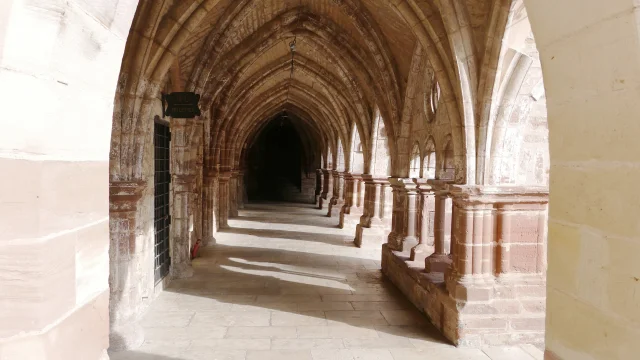 Cloître en grès rose des Vosges de l'abbaye de Luxeuil-les-Bains - Vosges du Sud