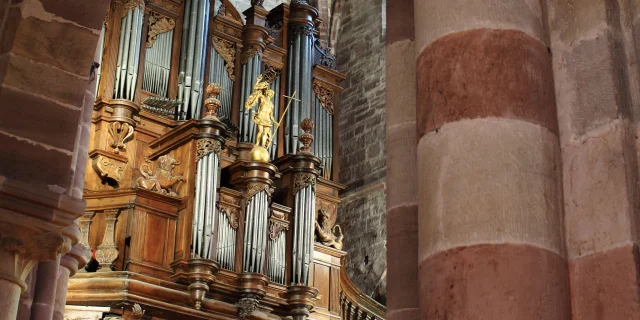 Vue sur l'orgue datant du 17e siècle dans la basilique Saint-Pierre de Luxeuil-les-Bains, ancienne église abbatiale du monastère bénédictin Saint Colomban - Vosges du Sud