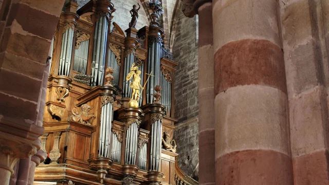 Vue sur l'orgue datant du 17e siècle dans la basilique Saint-Pierre de Luxeuil-les-Bains, ancienne église abbatiale du monastère bénédictin Saint Colomban - Vosges du Sud