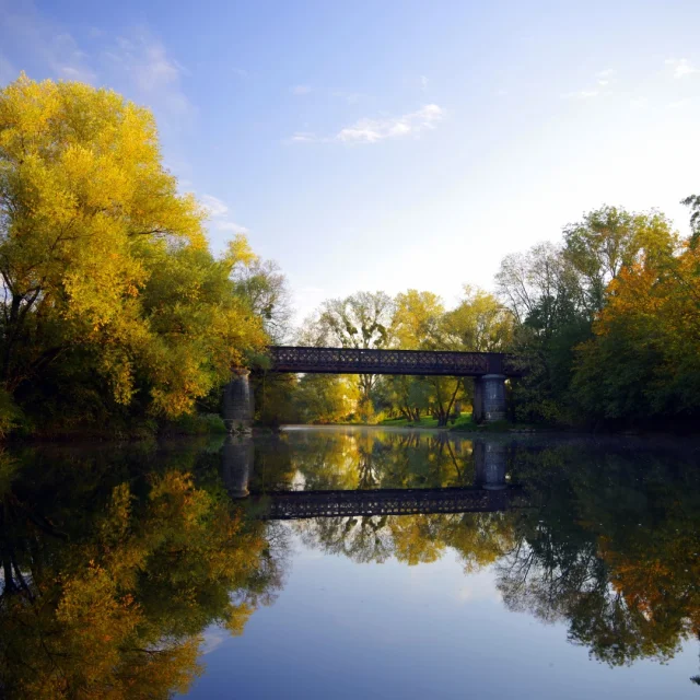 Paysage d'automne en fin de journée - Un pont enjambe la rivière Ognon, entourée de forêt - Vallée de l'Ognon