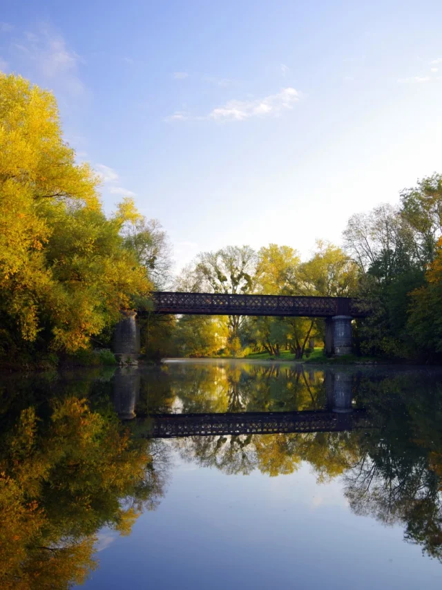 Paysage d'automne en fin de journée - Un pont enjambe la rivière Ognon, entourée de forêt - Vallée de l'Ognon