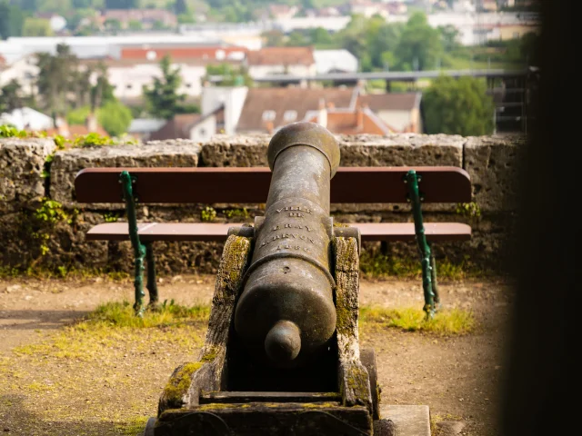 Un des canons d'époque à voir sur la terrasse du Musée Baron Martin, pour profiter d'une vue imprenable sur la ville de Gray - Vesoul-Val-de Saône