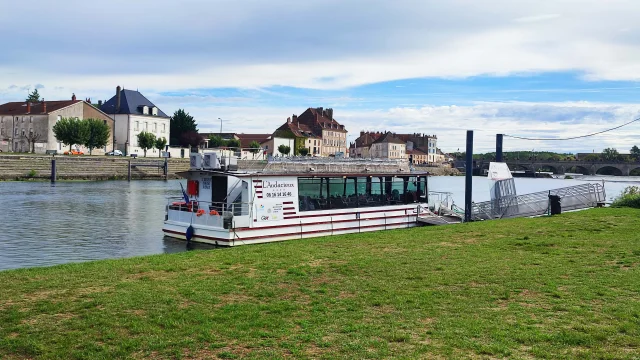 Le bateau-promenade l'Audacieux est amarré au port de Gray