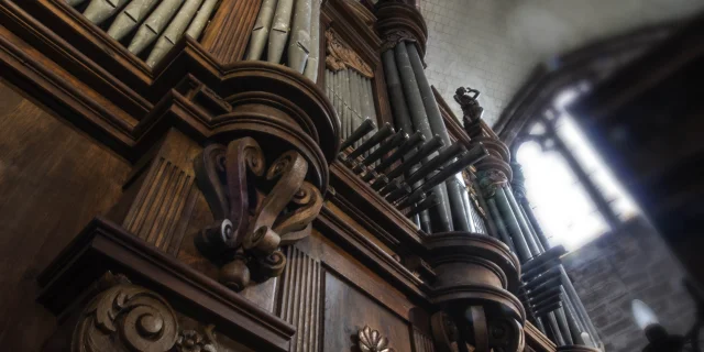 Vue sur l'orgue datant du 17e siècle dans la basilique Saint-Pierre de Luxeuil-les-Bains, ancienne église abbatiale du monastère bénédictin Saint Colomban - Vosges du Sud