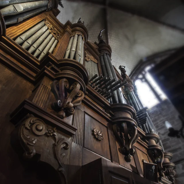 Vue sur l'orgue datant du 17e siècle dans la basilique Saint-Pierre de Luxeuil-les-Bains, ancienne église abbatiale du monastère bénédictin Saint Colomban - Vosges du Sud