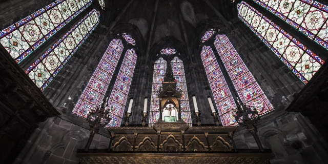 Vue sur l'autel et les vitraux de la basilique Saint-Pierre de Luxeuil-les-Bains, ancienne église abbatiale du monastère bénédictin Saint Colomban - Vosges du Sud