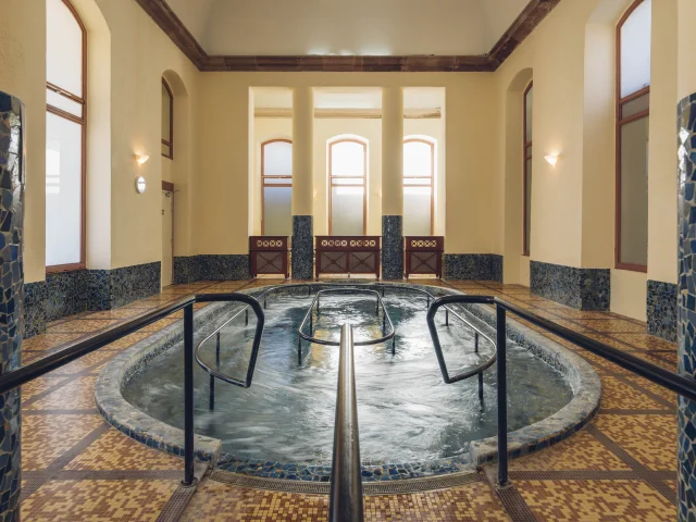 Intérieur des thermes de Luxeuil-les-Bains au style art déco avec vue sur la rivière de marche - Vosges du Sud