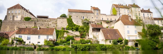 Vue sur la rivière Ognon et la Cité de Caractère de Pesmes (Plus Beaux Villages de France) depuis la rive en face de la ville - Vallée de l'Ognon