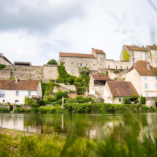 Vue sur la rivière Ognon et la Cité de Caractère de Pesmes (Plus Beaux Villages de France) depuis la rive en face de la ville - Vallée de l'Ognon