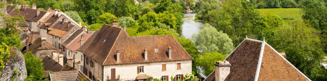 Vue sur la Cité de Caractère de Pesmes (Plus Beaux Villages de France) depuis les remparts de la ville, avec la rivière Ognon et la campagne environnante en arrière-plan - Vallée de l'Ognon